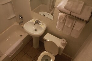 Bañera con ducha, artículos de tocador gratuitos, secador de pelo