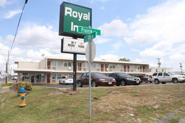 Hotel 'Royal Inn' en la intersección de Prairie St. y S. 10th St., con un estacionamiento al frente.