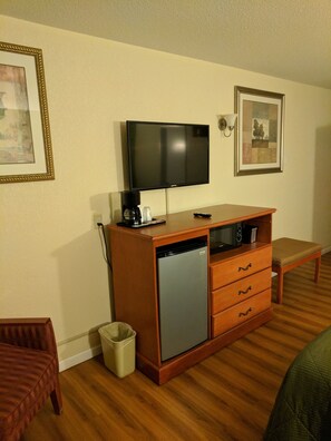 Een bureau, verduisterende gordijnen, gratis wifi, beddengoed