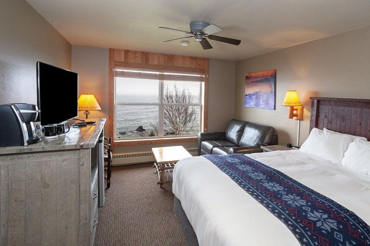 Standard Room, 1 Queen Bed, Lake View | Free WiFi, bed sheets