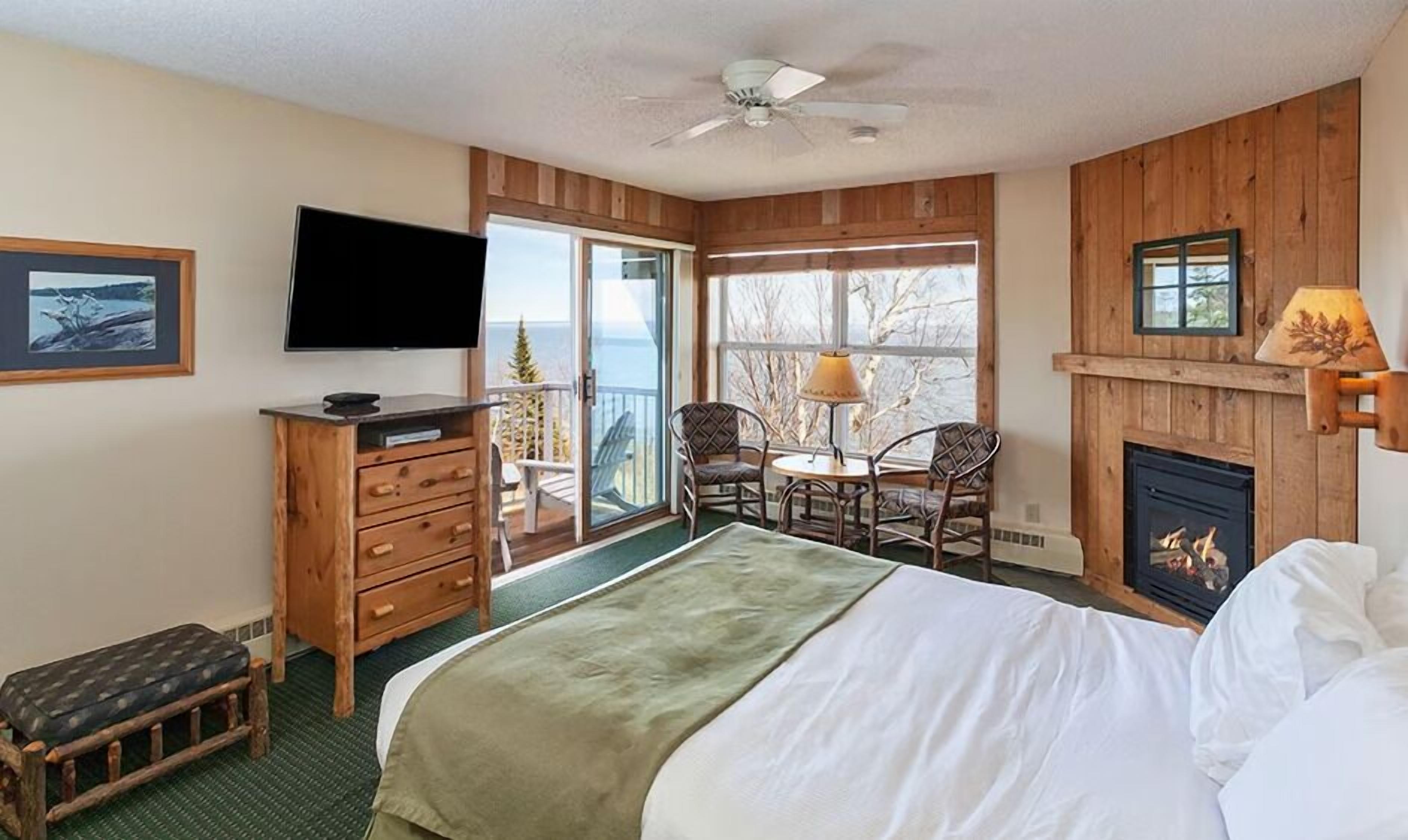 Standaard kamer, 1 kingsize bed, open haard, uitzicht op meer (Deck) | Luxe beddengoed, gratis wifi, beddengoed