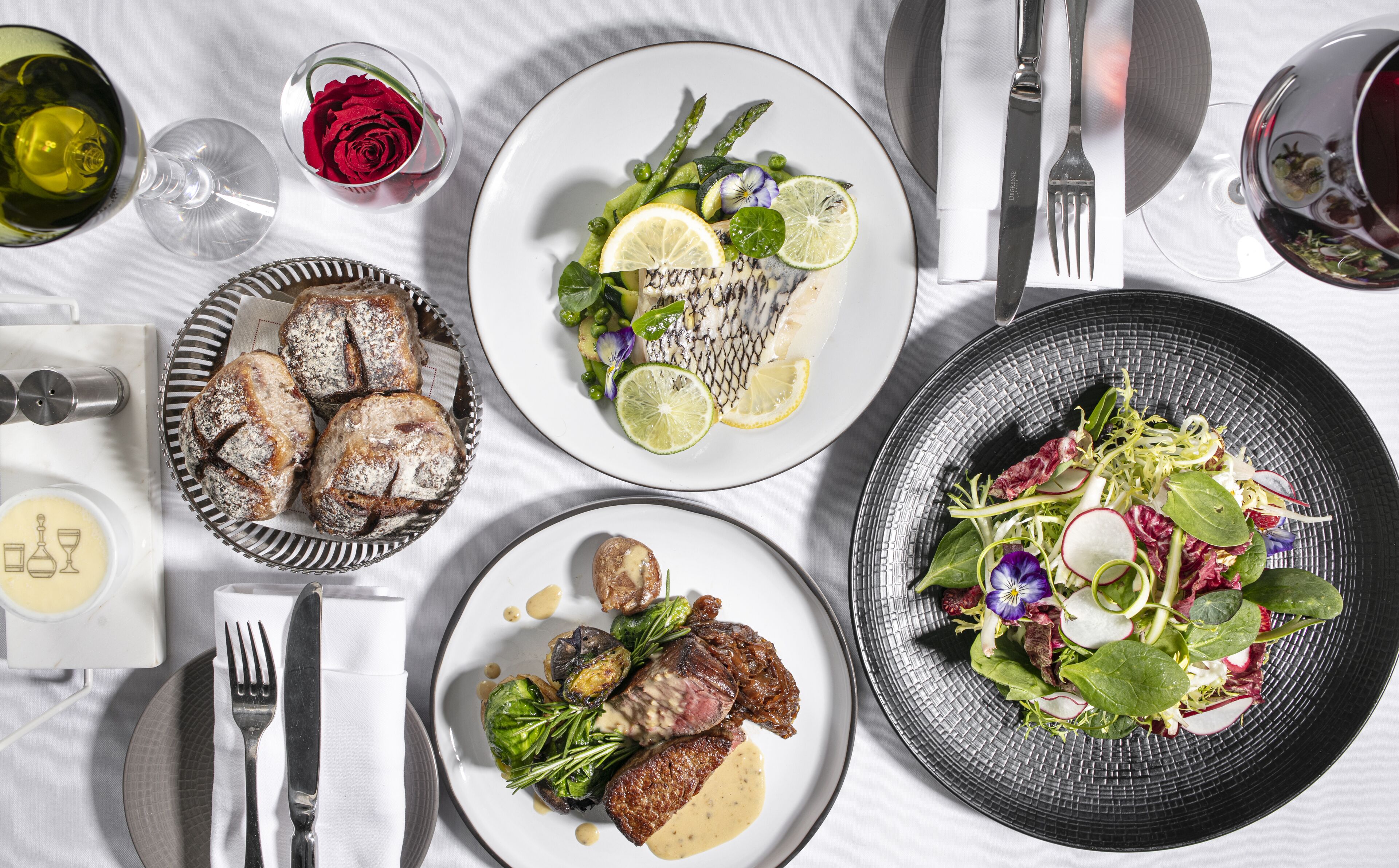 Melayani sarapan, makan siang, makan malam; sajian masakan Prancis 