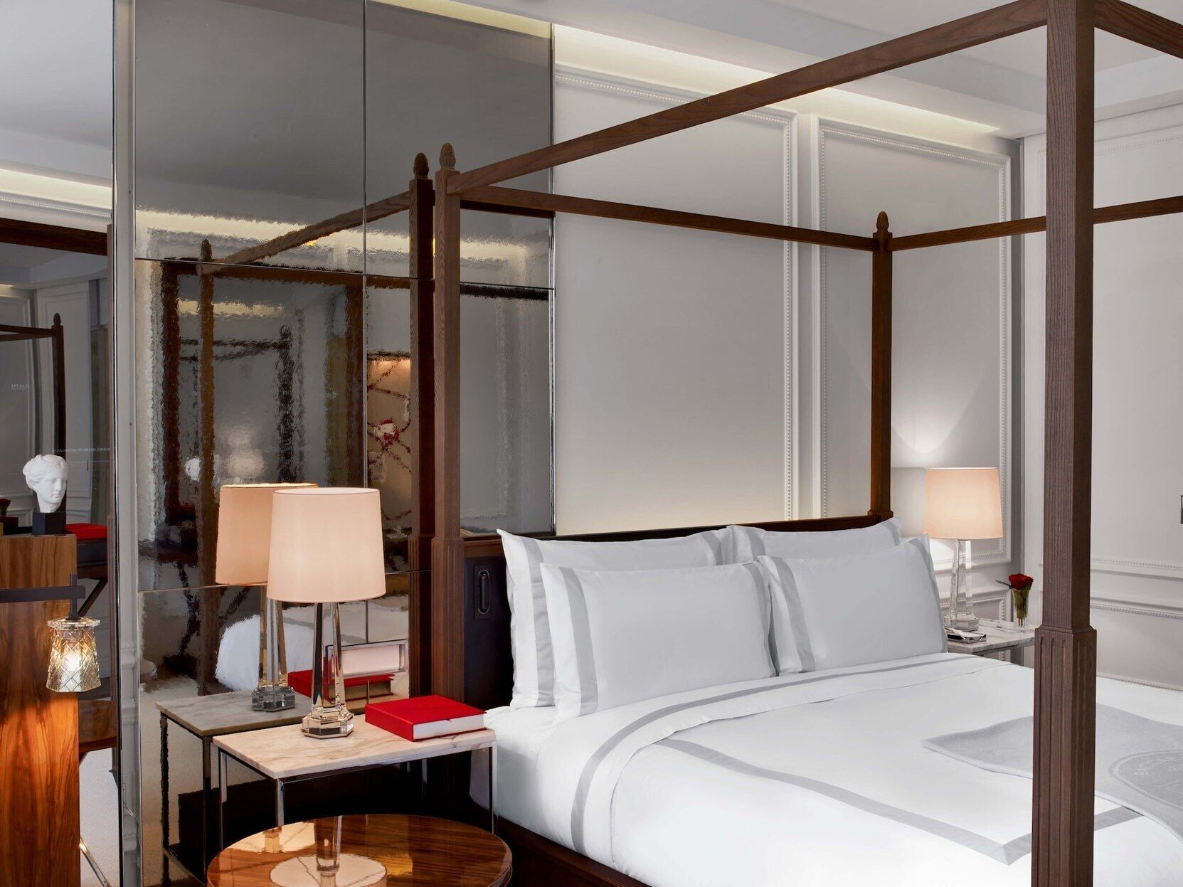Seprai premium, minibar, brankas, dan meja kerja