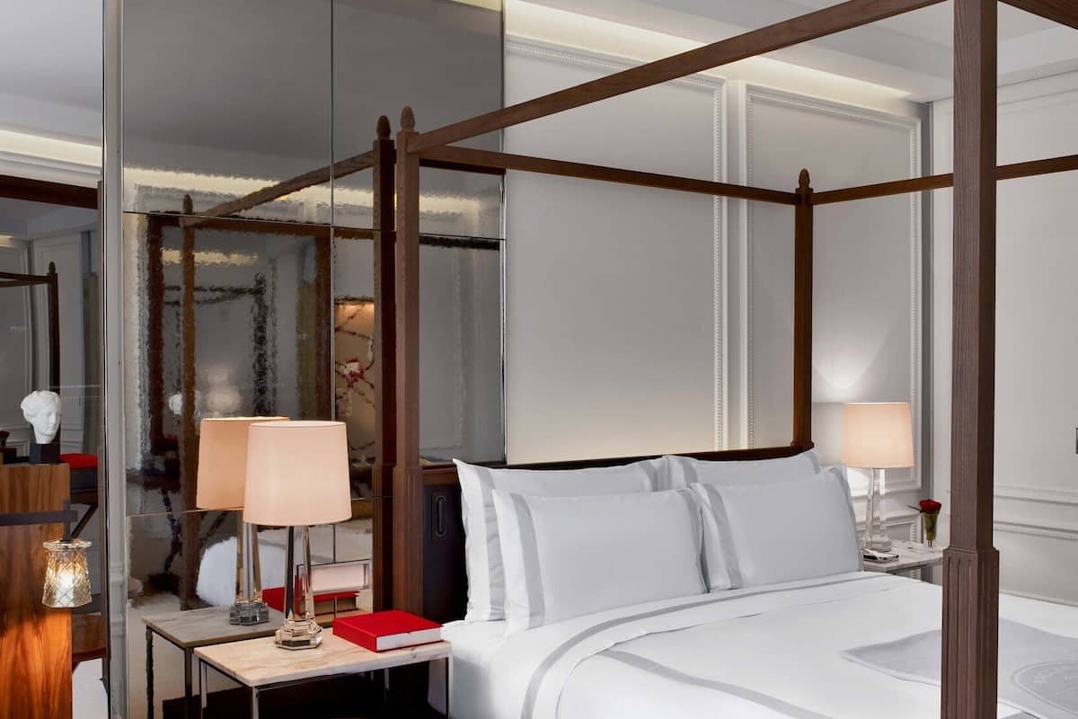 Ropa de cama de alta calidad y minibar 