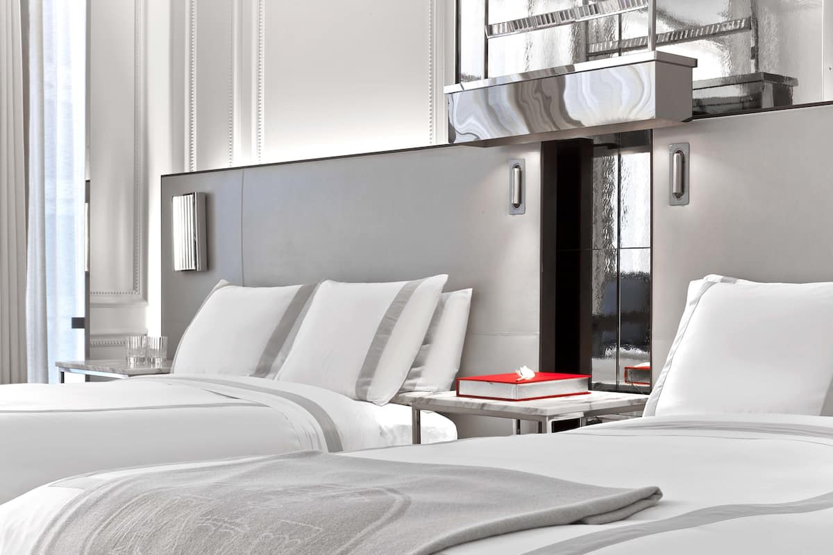 Ropa de cama de alta calidad y minibar 