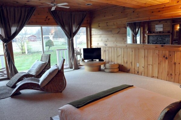 Deluxe kamer, 1 kingsize bed, open haard, uitzicht op meer | Woonruimte