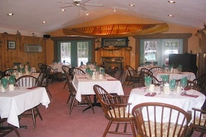 Banquet hall - Algonquin Lakeside Inn (Algonquin Highlands)