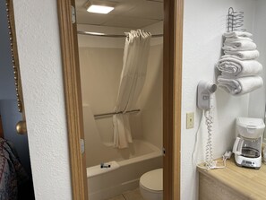 Bathroom | Combined shower/tub, free toiletries, hair dryer, towels