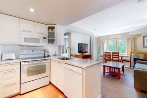 Condo, 2 habitaciones | Cocina privada | Microondas, cafetera y tetera, tetera eléctrica y tostadora 