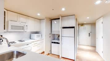 Condo, 2 habitaciones (Family Suite) | Cocina privada | Microondas, cafetera y tetera, tetera eléctrica y tostadora