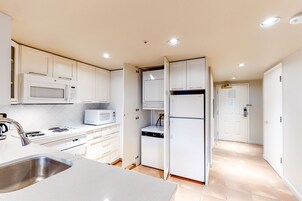 Íbúð - 2 svefnherbergi (Family Suite) | Einkaeldhús | Örbylgjuofn, kaffivél/teketill, rafmagnsketill, brauðrist