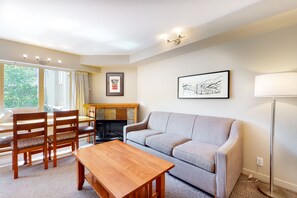 Leilighet, 2 soverom | Oppholdsrom | En 37-tommers Flatskjerm-TV med kabel-kanaler samt TV