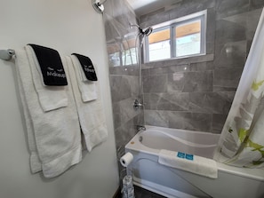 Chalet familiar, 3 habitaciones, para no fumadores, cocina | Baño | Amenidades de baño gratuitas, secadora de cabello, toallas, jabón