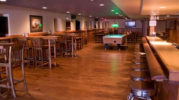 2 bars/lounges