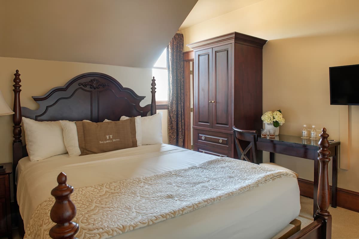 Room, 1 Queen Bed (Sacajawea) | 1 bedroom, iron/ironing board, free WiFi, bed sheets