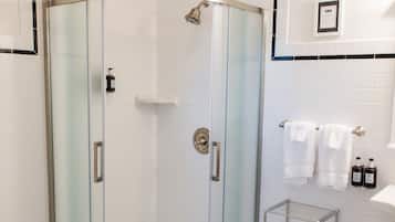 Estudio Deluxe, 1 cama King size | Baño | Amenidades de baño de diseñador, secadora de cabello, batas, toallas