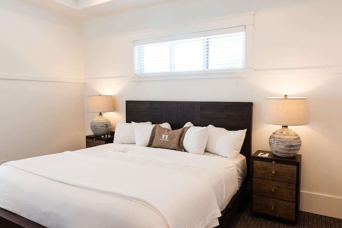 Private Cottage, 1 King Bed with Sofa Bed | 1 bedroom, iron/ironing board, free WiFi, bed sheets