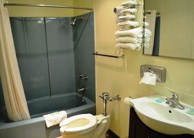Bañera con ducha, bañera profunda, artículos de tocador gratuitos