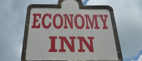 Señal para el Economy Inn.