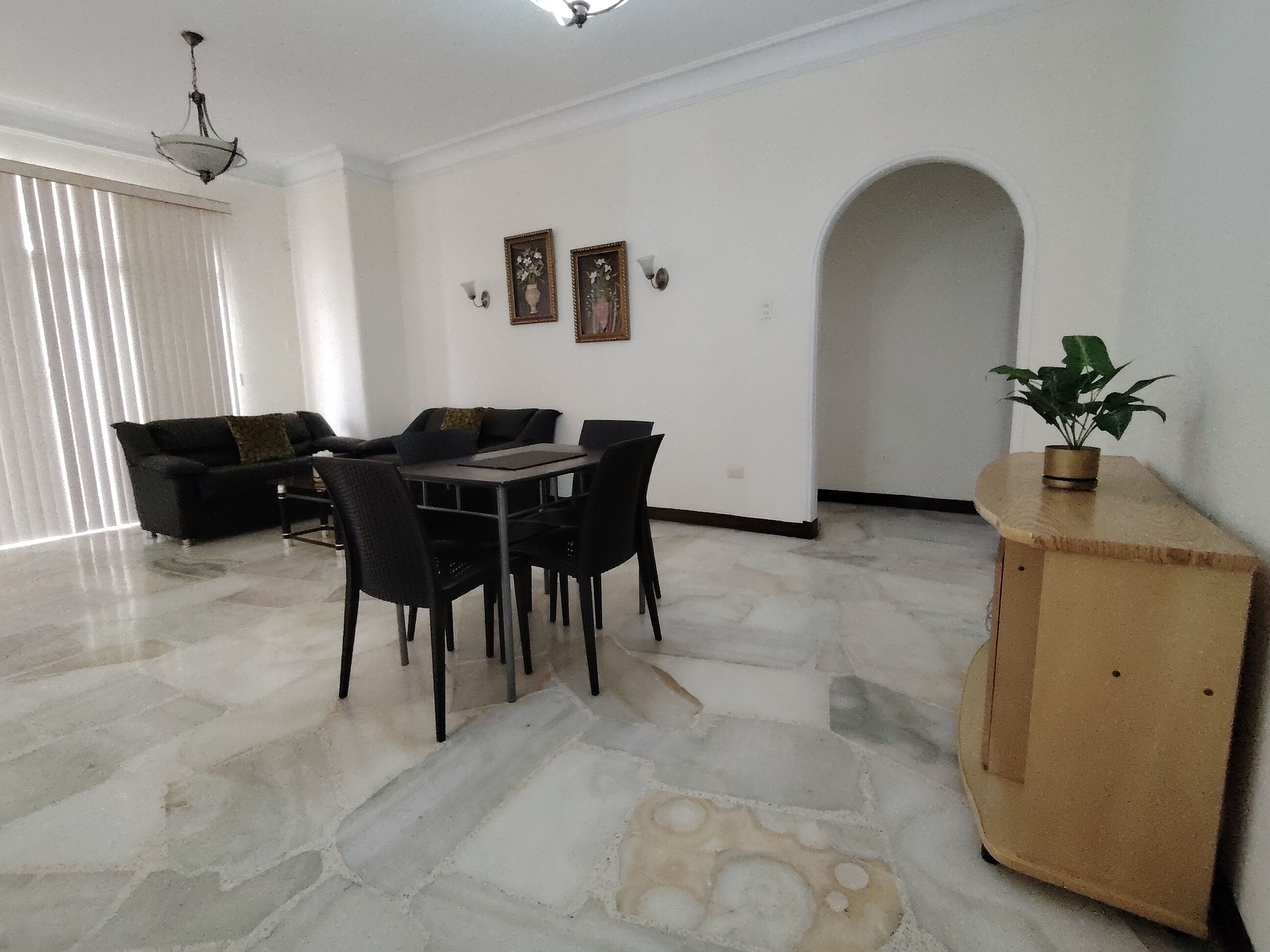 Televisión de pantalla plana, piso con calefacción