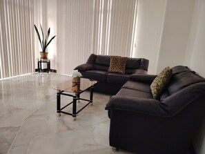 Flat-screen TV, heated floors - Del Sol Suites & Apartments (Guayaquil)
