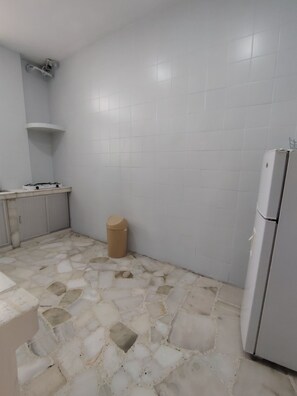 Full-sized fridge, coffee/tea maker, cookware/dishes/utensils - Del Sol Suites & Apartments (Guayaquil)
