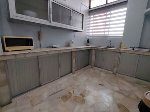 Tủ lạnh, dụng cụ pha cà phê/trà, dụng cụ nấu nướng/bát dĩa/dao nĩa 