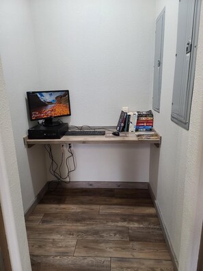 Business center - Hotel Dakota (Killdeer)