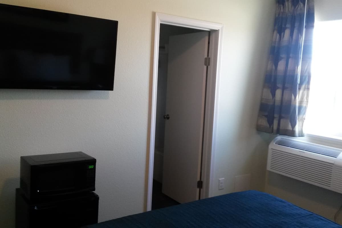 suite | premium bedding, pillow-top beds, blackout curtains, iron/ironing board