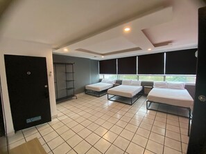 Kamar Triple Keluarga, Beberapa Tempat Tidur, pemandangan kota | Wi-Fi gratis dan seprai linen