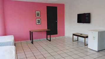 Familie driepersoonskamer, Meerdere bedden, uitzicht op de stad | Gratis wifi, beddengoed