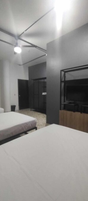 Habitación triple familiar, varias camas | Wifi gratis y ropa de cama