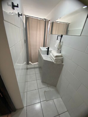 Habitación triple familiar, varias camas, vista a la ciudad | Baño | Amenidades de baño gratuitas, toallas, jabón, shampoo