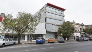 A modern building with a red roof and large windows. - Unidades Privadas con AC-TV-WiFi y Estacionamiento en Centro de MTY (Monterrey)