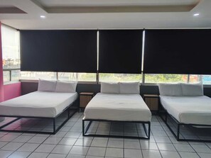 Kamar Triple Keluarga, Beberapa Tempat Tidur, pemandangan kota | Wi-Fi gratis dan seprai linen