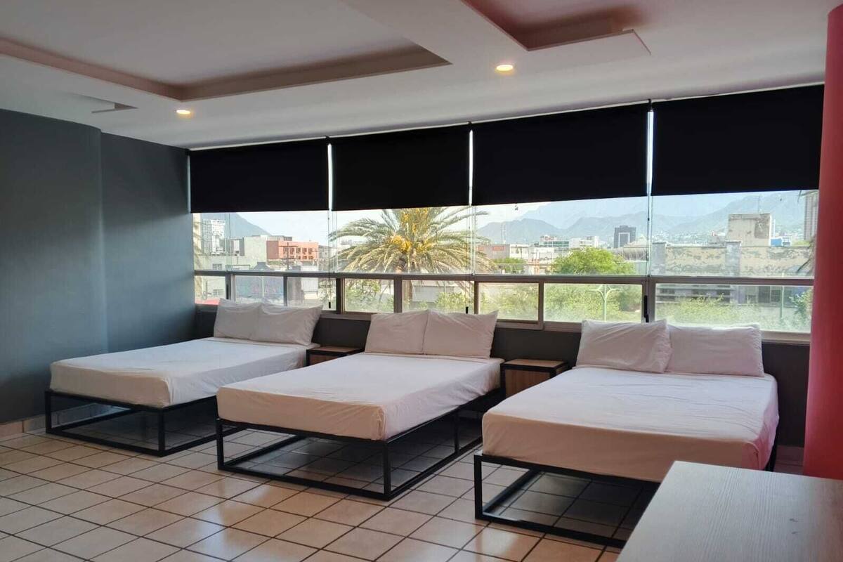 Habitación triple familiar, varias camas, vistas a la ciudad | Vistas a la ciudad