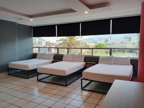 Kolmen hengen perhehuone, useita sänkyjä, kaupunkinäköala | Näkymä kaupungille