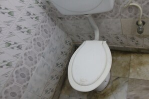 Douche, articles de toilette gratuits, serviettes fournies