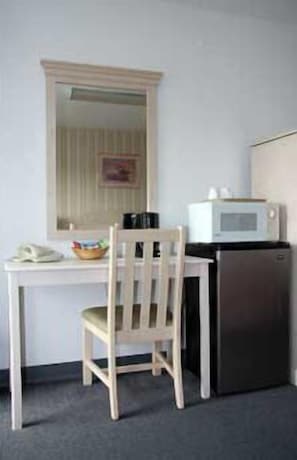 In-room dining - Redwood Inn (Santa Rosa)