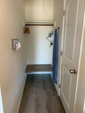 獨特裝潢、布置獨特、書桌、熨斗/熨衣板