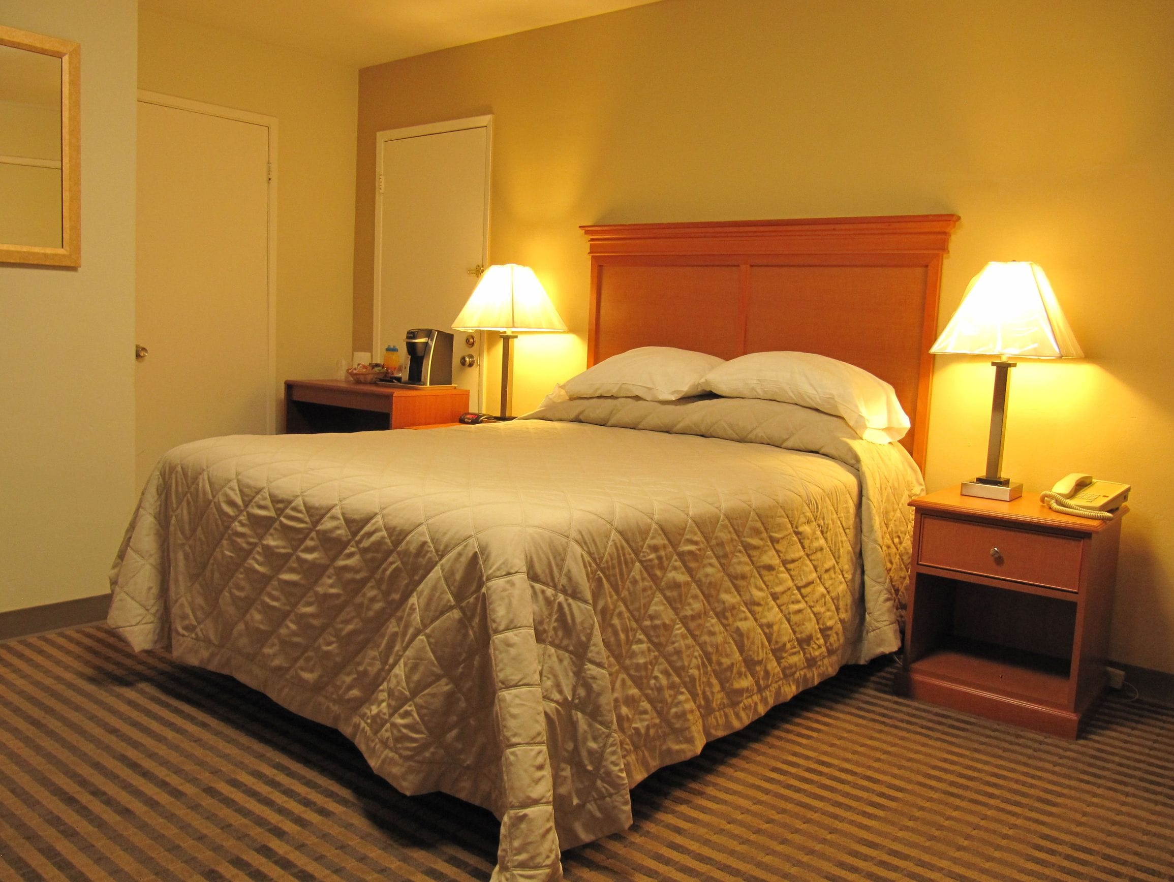 Room, 1 Queen Bed, Non Smoking | Individually decorated, individually furnished, desk, iron/ironing board