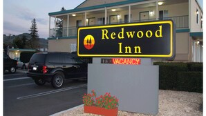 A sign for Redwood Inn with a vacancy notice. - Redwood Inn (Santa Rosa)