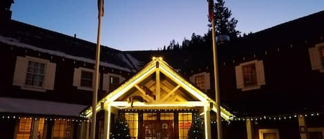 Fachada de la propiedad por la tarde o noche