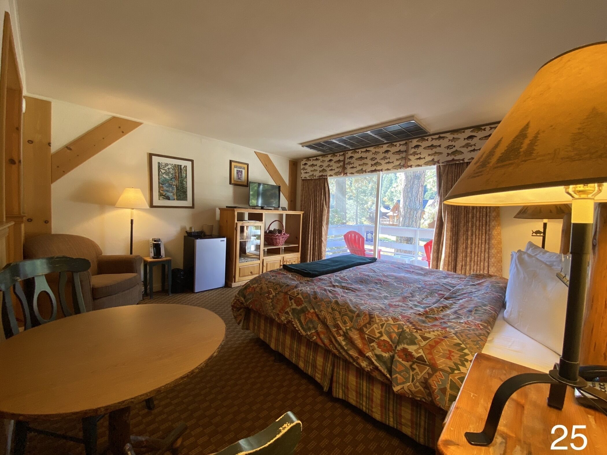 basic room, 1 king bed, non smoking | 1 bedroom, individually decorated, individually furnished