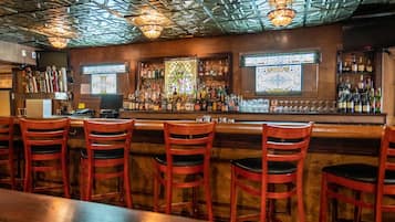 2 bars/lounges