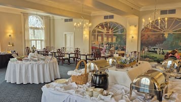 2 restaurants; breakfast, lunch, dinner, and brunch served
