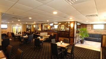 2 restaurantes; se sirven desayunos, comidas, cenas y brunch