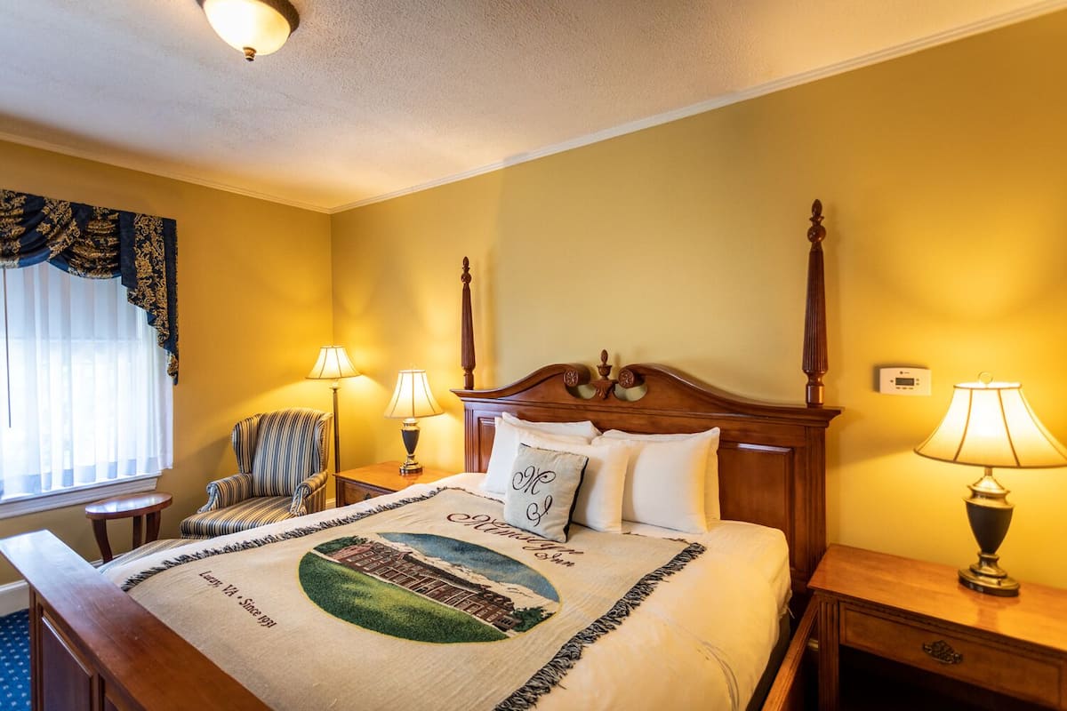 Historic Room, 1 full bed | Desk, iron/ironing board, free cribs/infant beds, rollaway beds