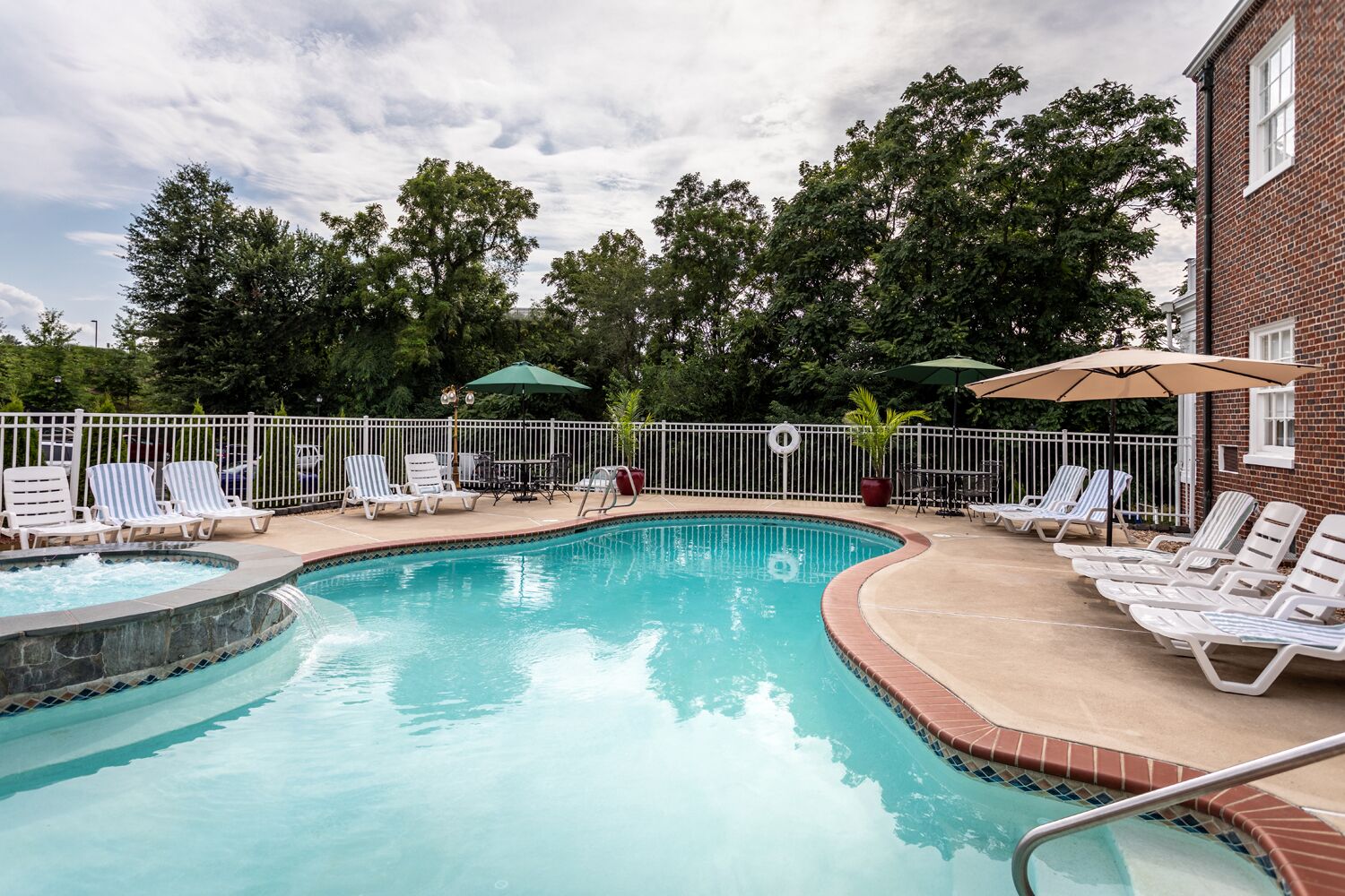 2 albercas al aire libre, sombrillas en la alberca y camastros 