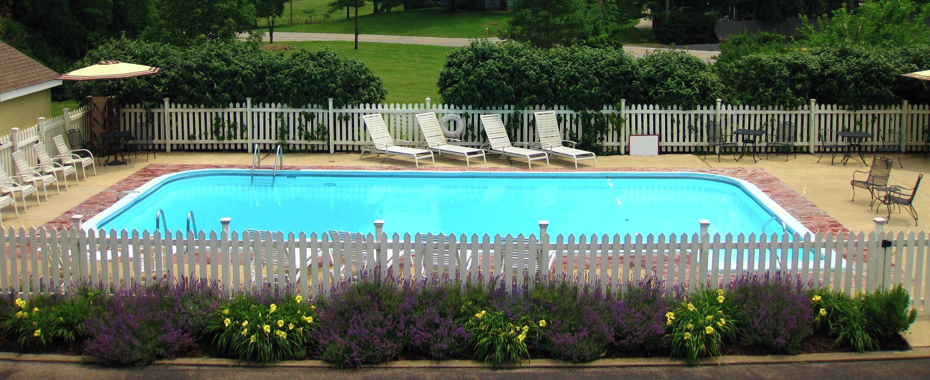 Sesongbasert utendørsbasseng, bassengparasoller og solsenger